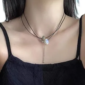 Dubbellaagse choker ketting met opaalsteen en lederen koord voor vrouwen stijlvolle sieraden.