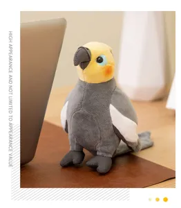 Primer plano del peluche de cotorra gris y amarilla que muestra textura suave y buenas costuras.