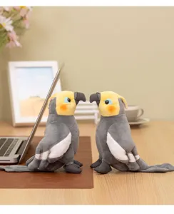 Vista detallada del tierno peluche de cotorra gris, suave loro de peluche para niños