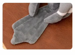 Detalle de primer plano de peluche de cacatua gris, animal de peluche suave para dormir ninos.