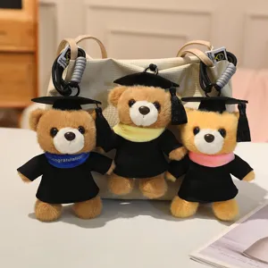 Niedlicher Abschluss Bär Plüsch Schlüsselanhänger mit Doktorhut und bunten Schals.