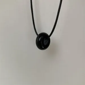 Minimalistische zwarte kralen hanger ketting met zwart koord dames sieraden