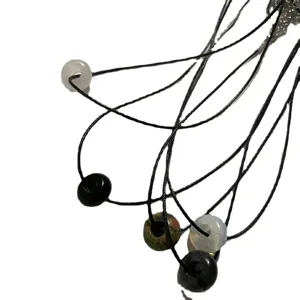 Gelaagde ketting met zwart koord en kleurrijke jade stenen kralen voor dagelijks gebruik.