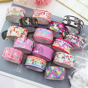 Vista dettagliata del colorato nastro grosgrain con unicorno da 22mm per artigianato.