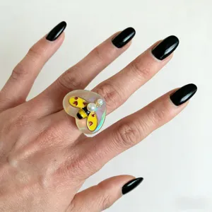 Bague cœur en résine avec joli détail d'abeille et perle, bijou élégant pour femme.