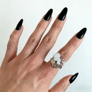 Gros plan détaillé de la bague ouverte avec des perles baroques et des pierres naturelles.