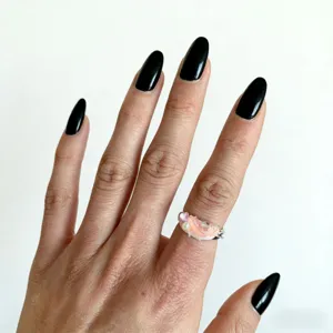 Bague ouverte argentée minimaliste avec poisson sculpté rose et perle pour femmes mode.