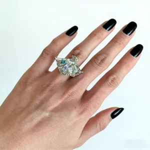 Gros plan détaillé de la bague en argent avec pierre précieuse irrégulière, style de niche.