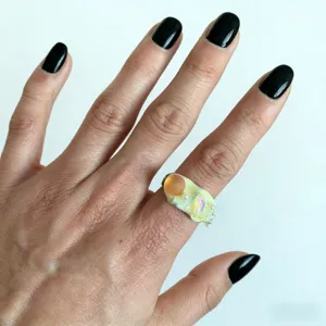 Bague ouverte empilable en résine de perles colorées faite main bijou détail vue