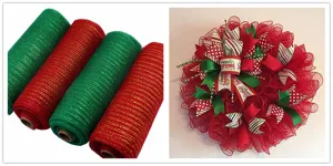 Detailansicht von roten und grünen Weihnachts-Netzbandrollen und handgefertigtem Kranz.