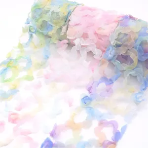 Ruban de tulle en maille avec un dégradé coloré pour le bricolage et de beaux nœuds.
