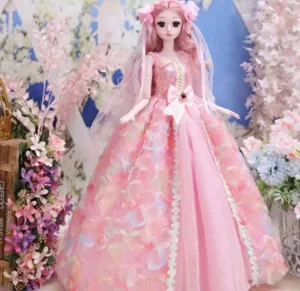 Vue détaillée de poupée princesse rose vêtue d'une magnifique robe en tulle arc-en-ciel.