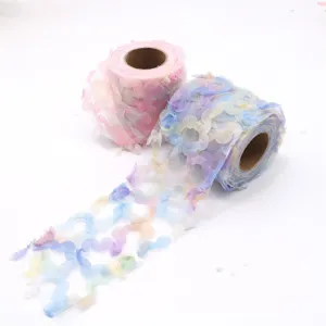 Rouleaux de ruban en tulle dégradé coloré avec des pétales 3D pour nœuds et accessoires.