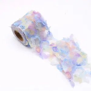 Vue en gros plan de ruban tulle dégradé arc-en-ciel avec motif floral pour les loisirs et nœuds DIY.