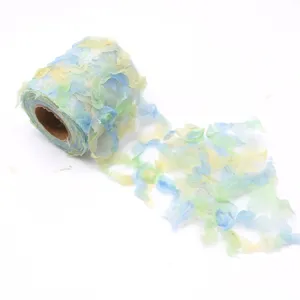 Beau ruban en tulle dégradé arc-en-ciel avec détails floraux pour le bricolage et emballage.