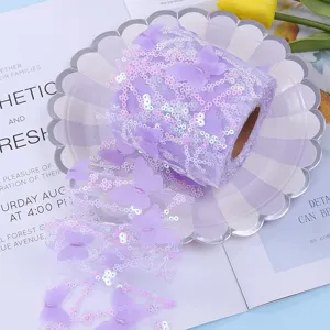 Rotolo di nastro in pizzo con paillettes a farfalla viola per decorazioni fai da te.
