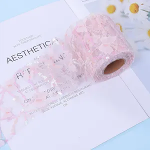 Nastro in tulle rosa con farfalle ricamate e paillettes per decorazione festa matrimonio.