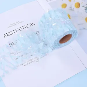 Rotolo di nastro in tulle con farfalle di paillettes blu per matrimoni e belle decorazioni.