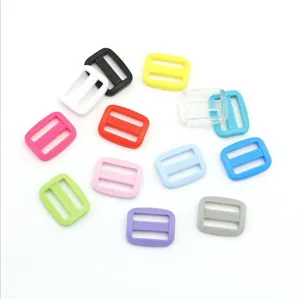 Détail de boucles coulissantes en plastique coloré, régleur de sangle 15mm pour sacs.