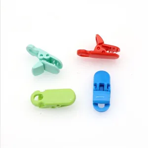 Kleurrijke plastic clips voor speenkettingen en DIY accessoires in detailweergave.