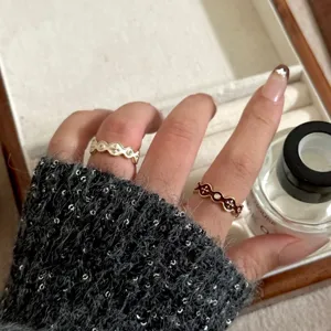 Detailopname van exquisite geemailleerde golvende ringen met zirkoon en sterrenmotieven.