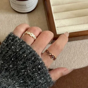 Prachtige handgemaakte emaille kruis zirkonia ring van metaal met open verstelbare band.