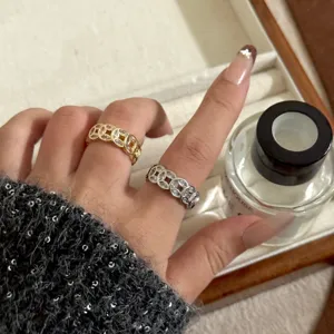 Gedetailleerd overzicht van muntvormige micro-ingezette zirkonia open ringen in goud en zilver.