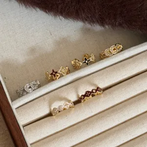 Prachtige set van metaal zirkoon en geëmailleerde bloem ringen, stijlvolle vintage sieraden.