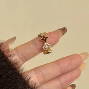 Vergulde ring met micro-zirconia en emaillen bloemmotieven, elegant open ringontwerp.