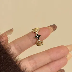 Gedetailleerde close-up van de prachtige gouden ring met zirkonia en bloemdesign.