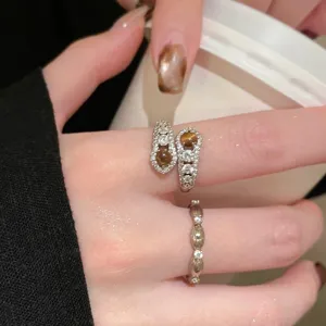 Detailansicht des eleganten champagnergoldenen offenen Ringes und stapelbaren Bandes mit Zirkonias.