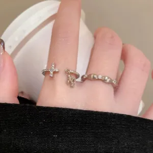 Französischer kaffeegoldener offener Kreuz-Ring mit Zirkon, eleganter stapelbarer Fingerschmuck.