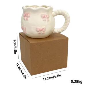 Mug à café en céramique mignonne avec nœuds 3D roses, bord ondulé et poignée torsadée, 9x11cm