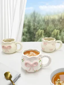 Vue détaillée de la jolie tasse en céramique style ins avec nœud fait main et poignée corde.