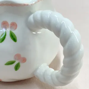 Mignonne tasse à café en céramique style ins avec motif cerise et poignée torsadée pour le thé