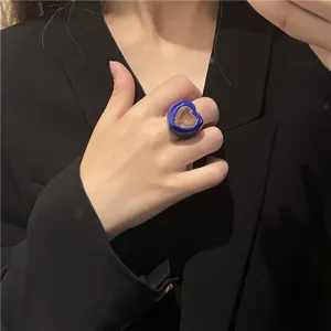 Vue en gros plan détaillée du bague cœur bleu montrant son design émaillé.