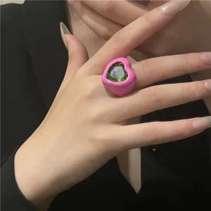 Grosse bague coeur en émail rose avec pierre verte, bijou tendance style ins très élégant.