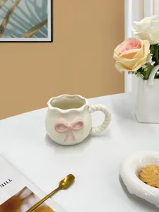 Tasse en ceramique avec noeud rose, jolie tasse de cafe, poignee torsadee et design mignon.