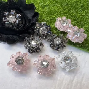 Nahaufnahme von Kristall Strass Blumen DIY Handwerk Knöpfen, glänzendes Diamant Design.