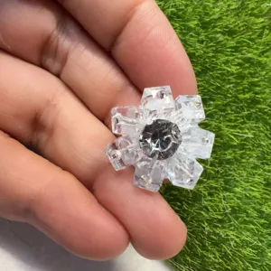 Nahaufnahme Detail von klarem Kristall Blumenform DIY Perlen Strass Handwerk Zubehör.