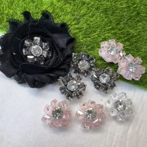 Detailaufnahme von glitzernden Kristall-Strass-Quadratperlen-Blumenknöpfen für Bastelarbeiten.