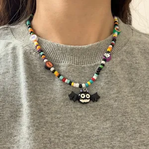 Halloween kralenketting met schattige vleermuis hanger en kleurrijke kralen voor dames.