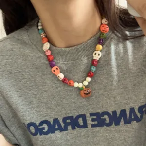 Kleurrijke Halloween schedel kralenketting met pompoen hanger, handgemaakte houten sieraden.