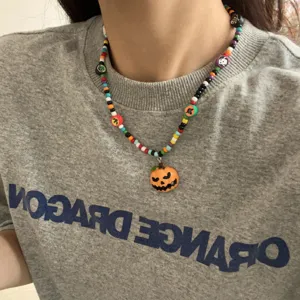 Halloween kralenketting met pompoen hanger, kleurrijke handgemaakte sieraden voor vrouwen.