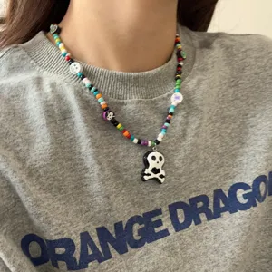 Handgemaakte kleurrijke kraal Halloween schedel hanger ketting detail, unieke dames sieraden.