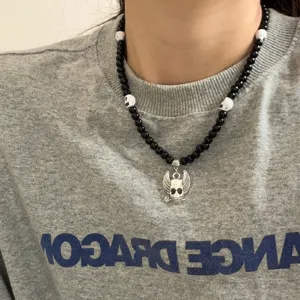 Gotische zwart-witte kraal ketting met schedel hanger detail opname van dichtbij.