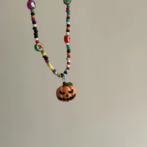 Halloween pompoen kraal ketting met kleurrijke houten kralen, handgemaakte feestelijke sieraden.