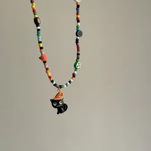 Halloween kralenketting met kleurrijke houten kralen en een schattige zwarte kat heksen hanger.