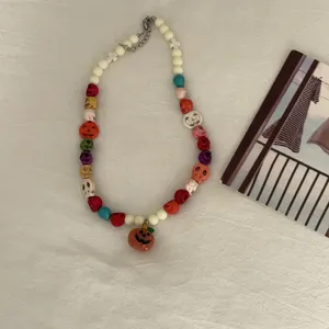 Halloween kralenketting met kleurrijke pompoen schedel hangers, stijlvol feestjuweel.