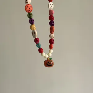 Halloween kleurrijke schedel houten kralen ketting met pompoen hanger, feestelijke mode sieraden.